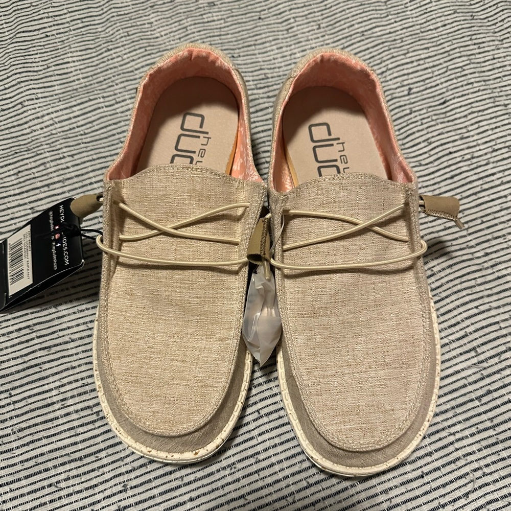 NWT Wendy hey dude size 8